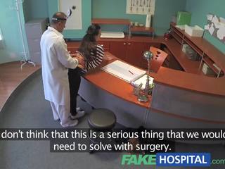 Fakehospital medic empties jeho sack na ease okouzlující patients bolest v ji zpět