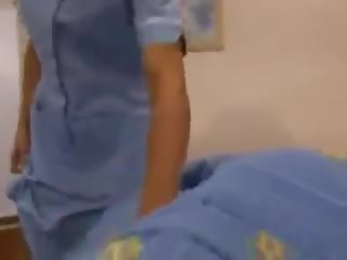 Enfermera louise jenson dando un duro paja