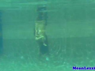 Utomhus underwater scissoring lésbos