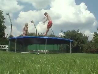 カップル 上の ザ· trampoline
