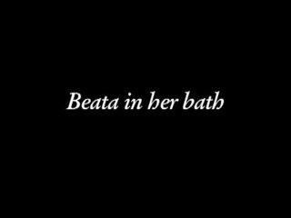 Beata aptaustīšana uz viņai vanna