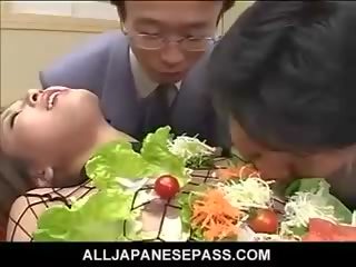 일본의 av 모델 돌린 으로 an edible 테이블 용 돌린 에 젊은이