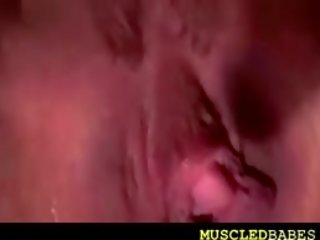 Muskuloze bjonde i madh klitoris exposion