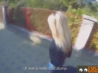 Russisch blondine geeft een pijpen in publiek