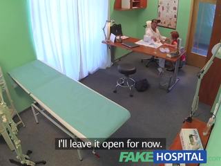 Fakehospital okouzlující ryšavý vůle dělat cokoliv pro a nemocný poznámka na dostat pryč práce
