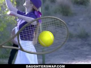 Daughterswap - วัยรุ่น เทนนิส ดาว นั่ง stepdads องคชาติ