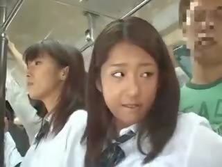 Twee schoolmeisjes betast in een bus