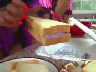 Λεσβίες σε ο κουζίνα, ελεύθερα caressing σεξ βίντεο 96