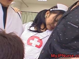 아이 노 kishi 아시아의 간호사 expand 그녀의 다리