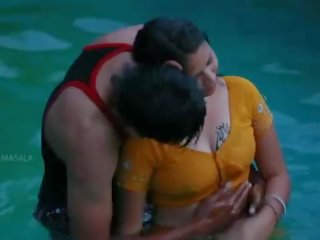 Herrlich mamatha romantik mit junge liebhaber im schwimmen pool-1