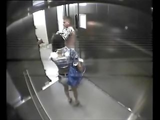 Ξένος fucks κορίτσια σε elevator